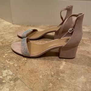 Size 9, never worn Francesca’s block heel sandal!